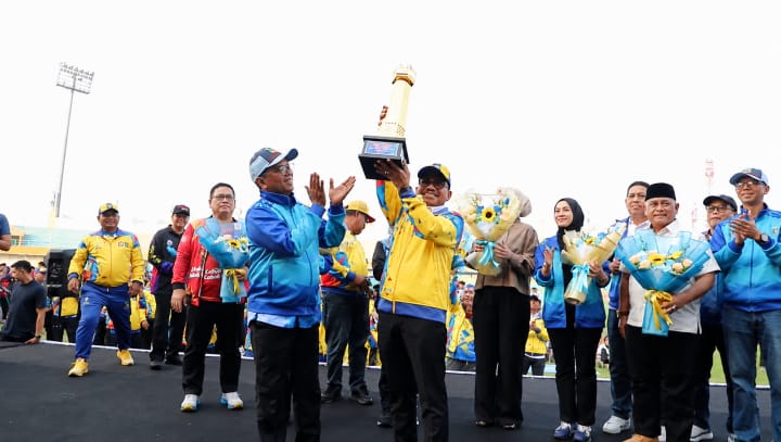 Wali Kota Sachrudin saat menerima piala Juara Umum POPDA XII Banten 2026.