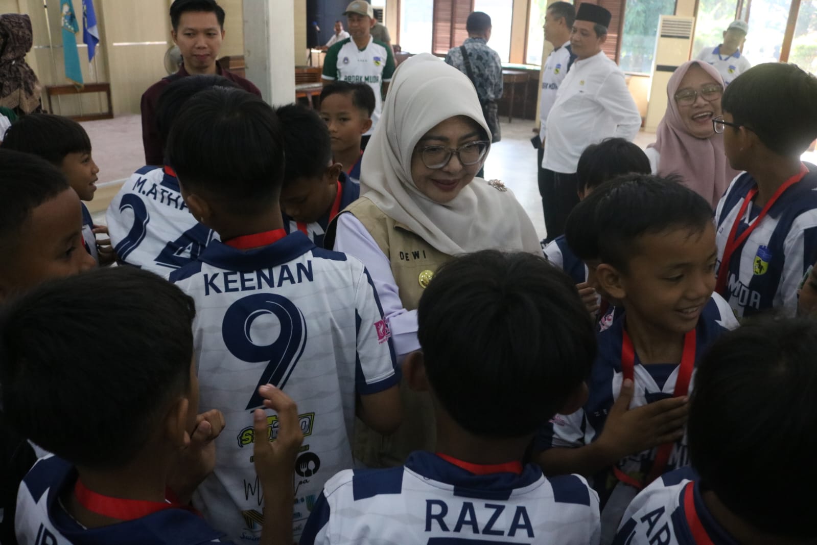 Bupati Dewi saat bersama tim sepak bola Badak Muda Pandeglang.