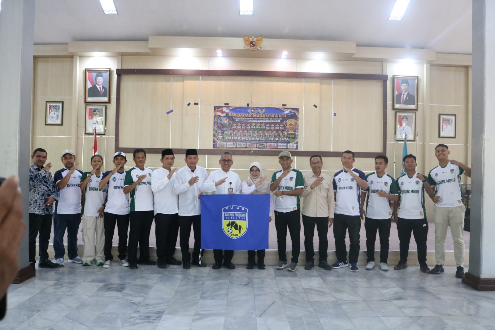 Bupati Dewi saat kegiatan melepas tim sepak bola Badak Muda Pandeglang.