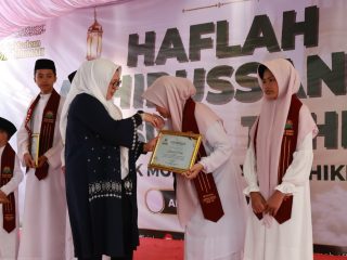 Wabup Intan saat menghadiri wisuda Santri Daarul Hikmah Sukadiri.
