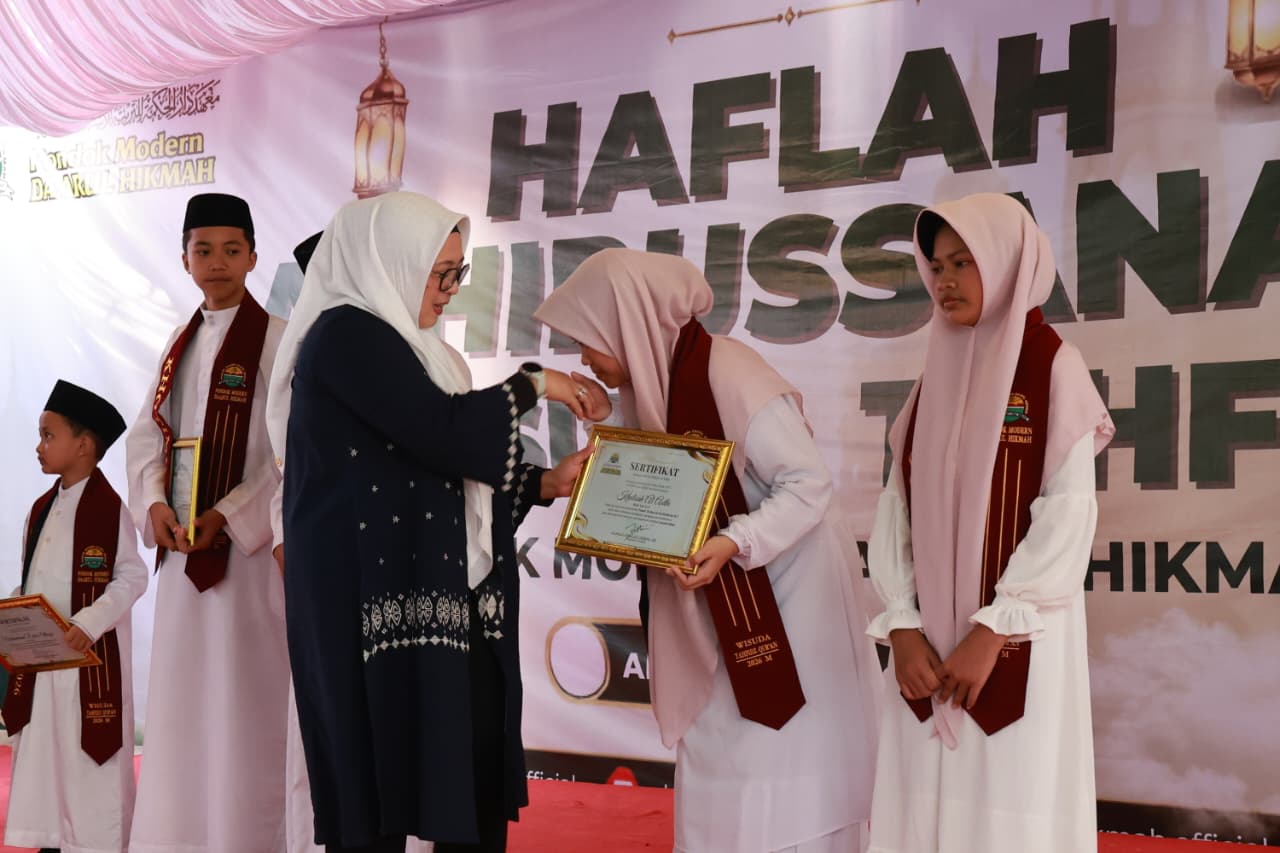 Wabup Intan saat menghadiri wisuda Santri Daarul Hikmah Sukadiri.
