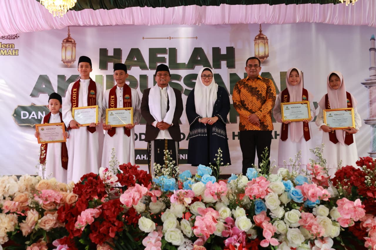 Wabup Intan saat menghadiri wisuda Santri Daarul Hikmah Sukadiri.