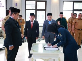 Kepala Bapenda Slamet Budhi saat Melantik Jurusita Pajak Bapenda Kabupaten Tangerang.