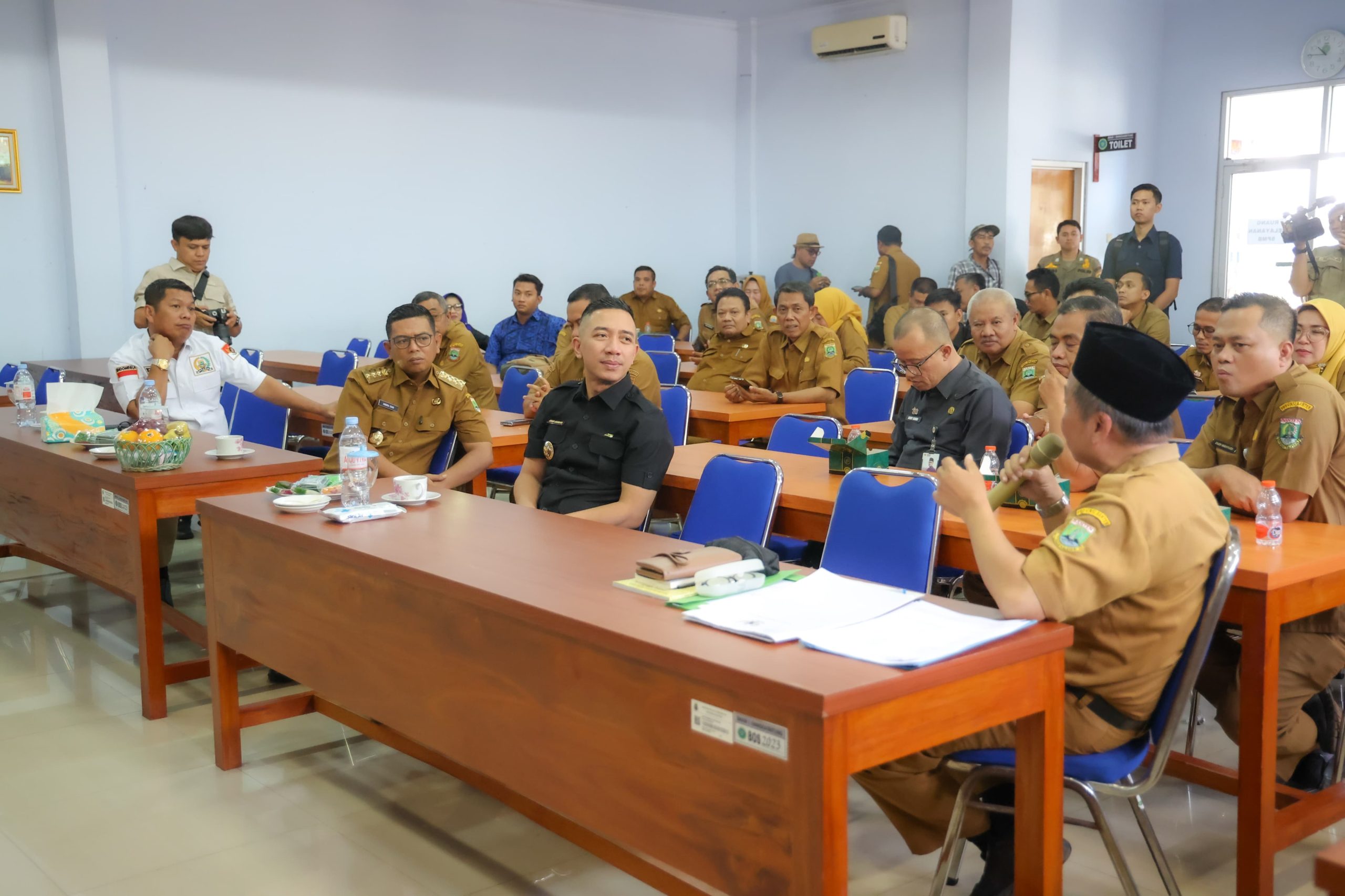 Gubernur Andra Soni bersama Ketua DPRD Banten Fahmi Hakim, Bupati Hasbi saat meninjau spmb sekolah SMA di Lebak.