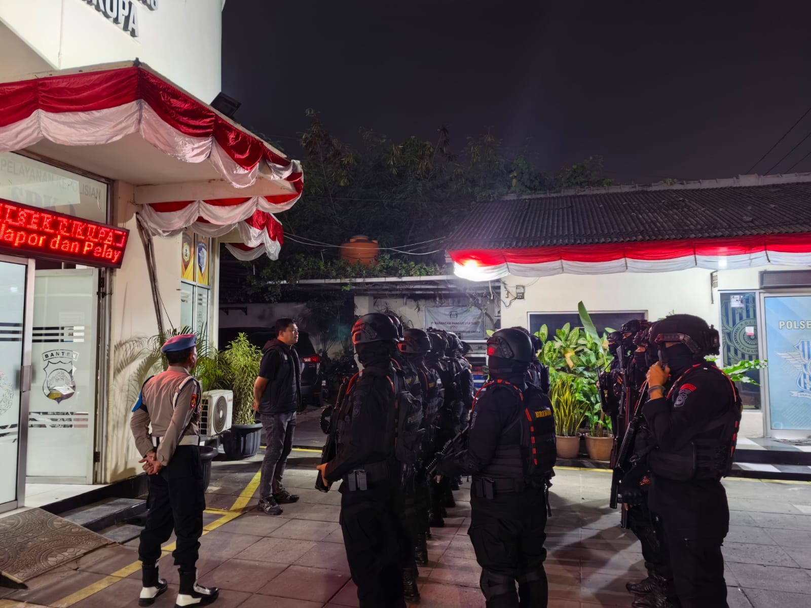 Kanit Reskrim Polsek Cikupa IPDA Syaiful saat memimpin Apel BKO Brimob.