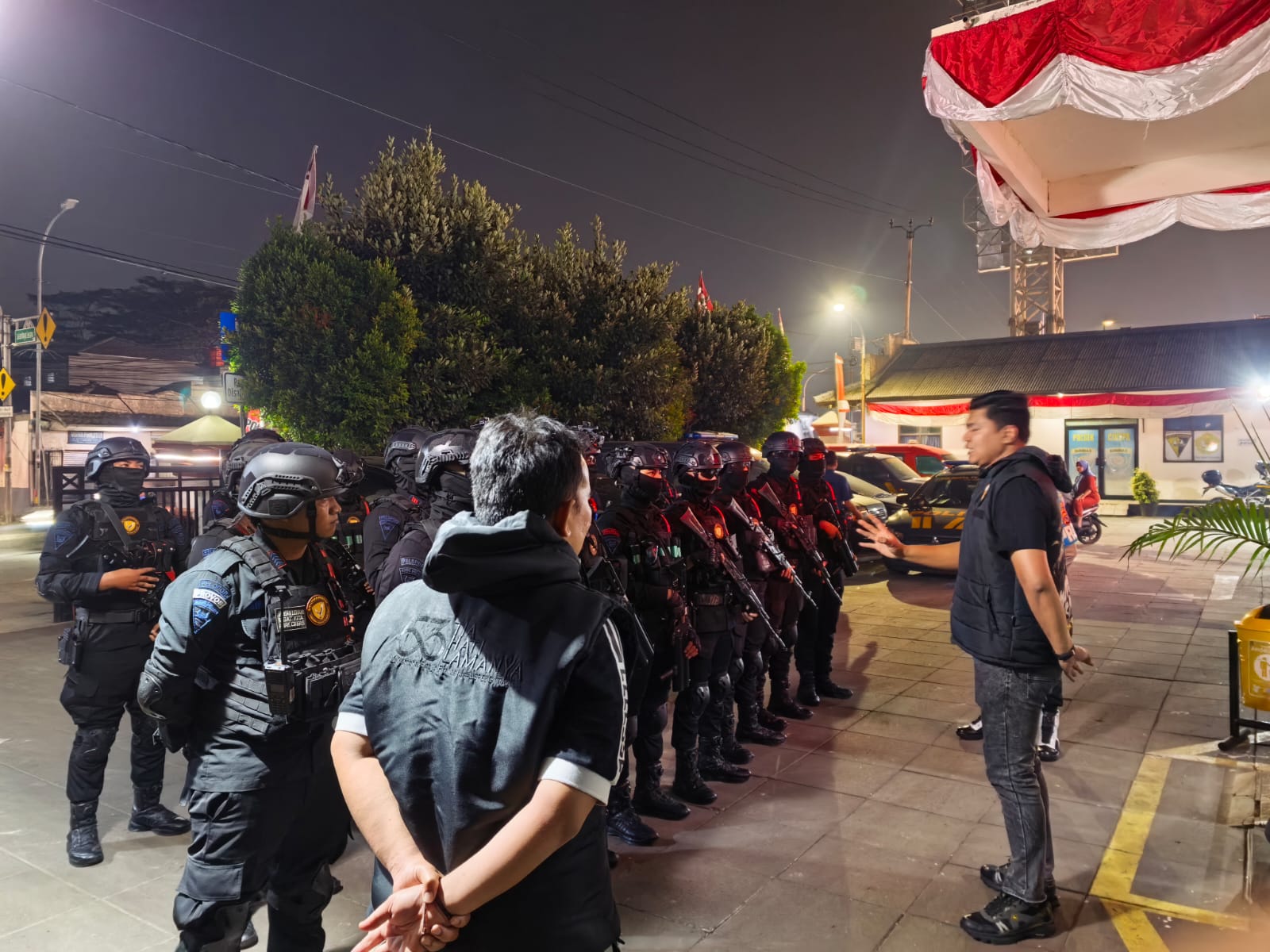 Kanit Reskrim Polsek Cikupa IPDA Syaiful saat memimpin Apel BKO Brimob.