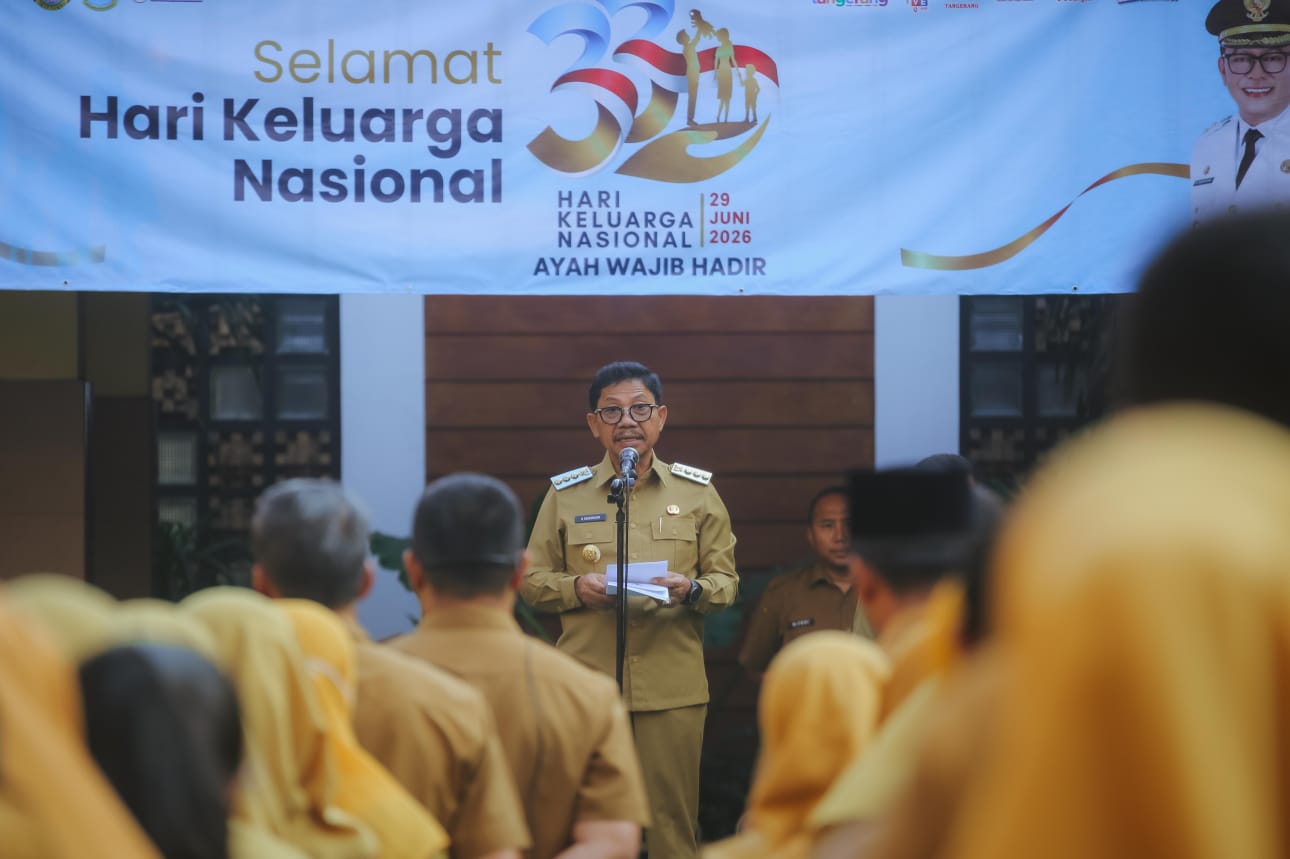 Wali Kota Sachrudin saat memimpin apel pagi yang dirangkaikan dengan peringatan Hari Keluarga Nasional (Harganas) ke-33 Tahun 2026 di Selasar Pusat Pemerintahan Kota Tangerang.