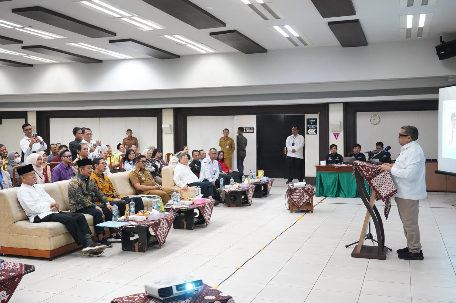 Kegiatan penyerahan 5.000 sertifikat halal bagi UMKM binaan PT Gajah Tunggal Tbk.