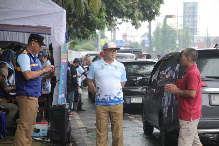 Kepala Dinas Lingkungan Hidup Kota Tangerang Wawan Fauzi (tengah) memantau kegiatan Uji Emisi JL MH Thamrin, Kota Tangerang. (Source : Pemkot Tangerang).