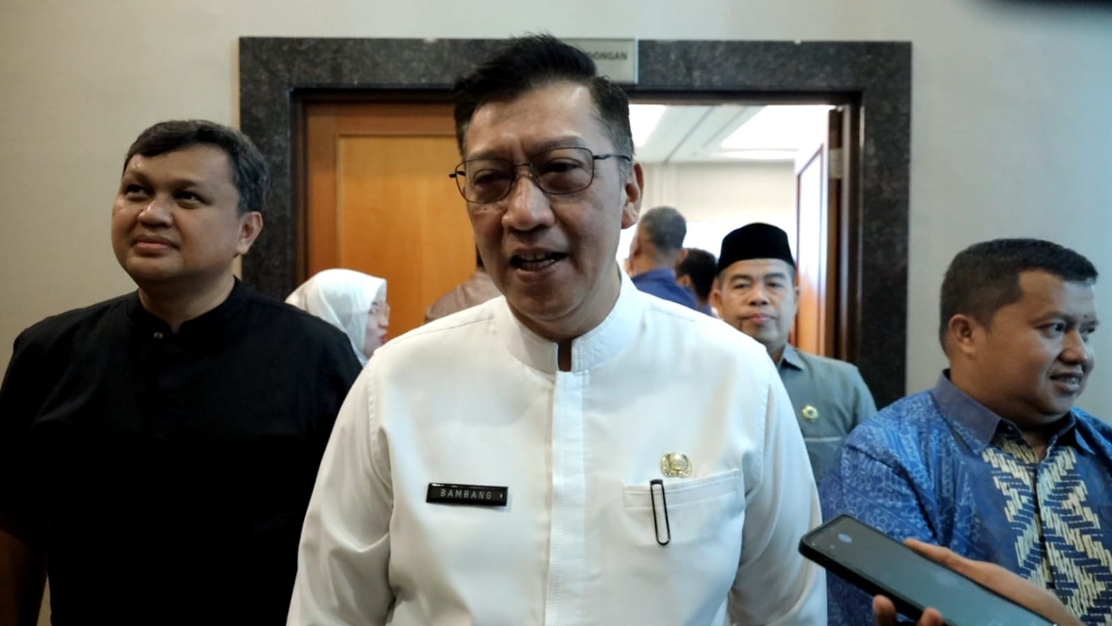 Sekretaris Daerah Kota Tangerang Selatan, Bambang Noertjahjo bersama Kepala Dinas Pendidikan dan Kebudayaan (Dikbud) Kota Tangerang Selatan, Deden Deni.