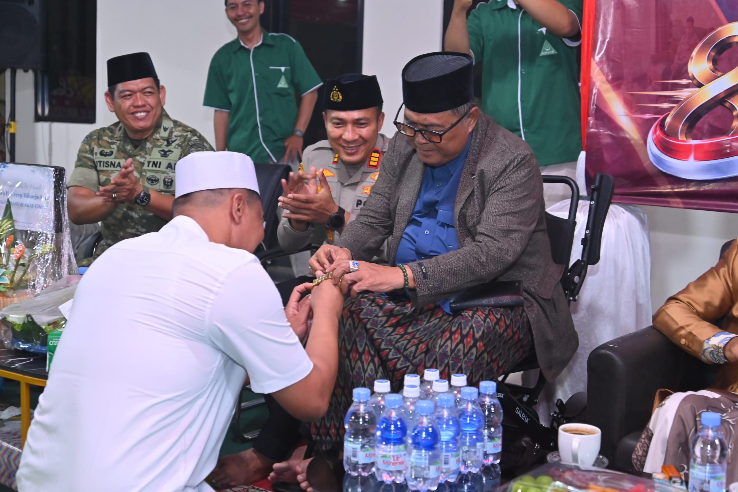 Abah Haji Cecep saat memberikan jam tangannya ke Kanit Reskrim Polsek Cikupa IPDA H. Syaiful Rusdiansyah.