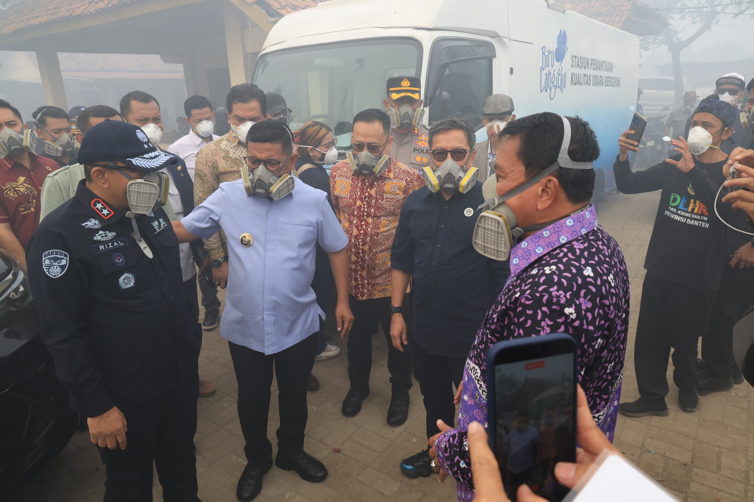 Gubernur Andra Soni bersama pejabat lainnya saat meninjau kebakaran di TPA Jatiwaringin.