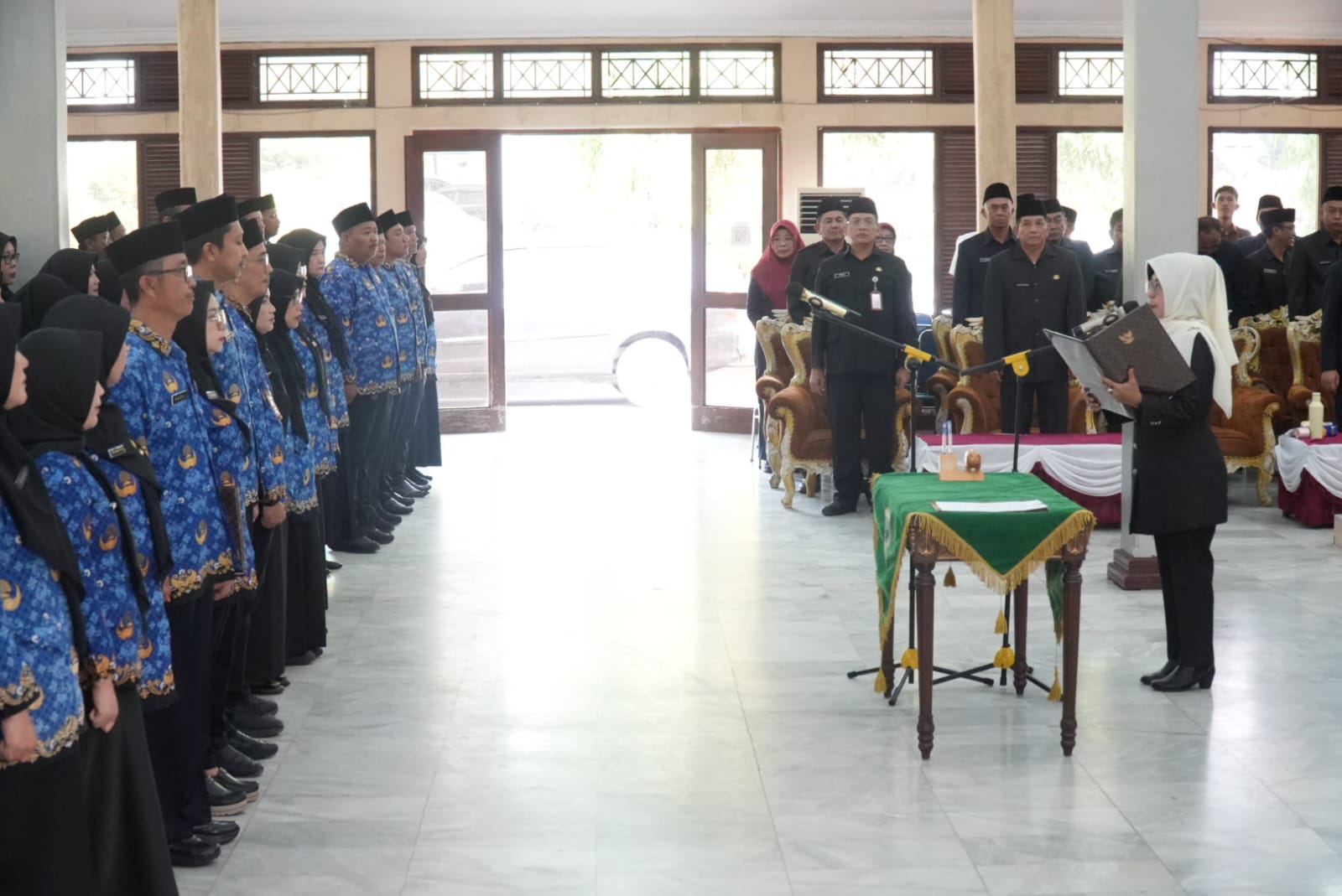 Bupati Dewi saat melantik pejabat Pemkab Pandeglang.