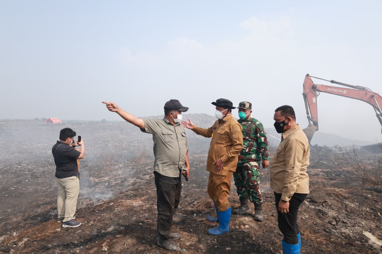 Bupati Maesyal saat meninjau langsung pemadaman titik api di TPA Jatiwaringin.