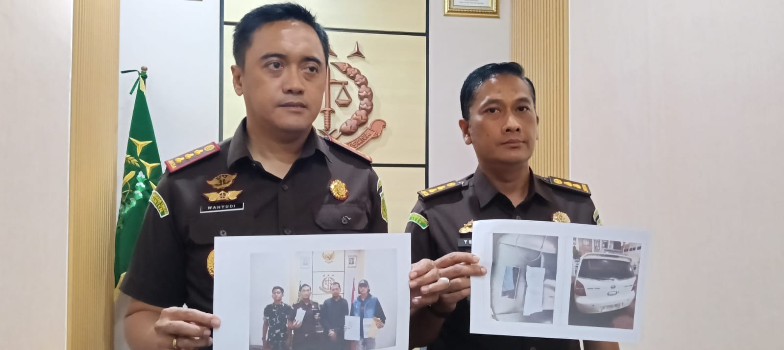 Kajari Eko Wahyudi saat menunjukan foto barang bukti dari oknum LSM yang diamankan.
