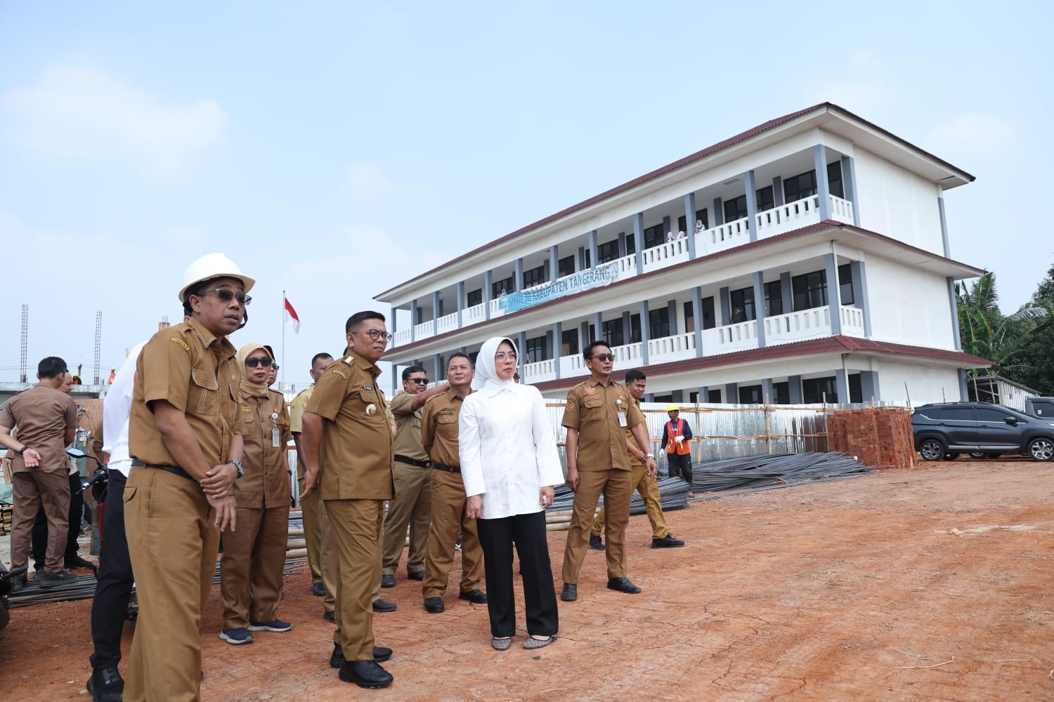 Gubernur Andra Soni bersama jajarannya saat meninjau Pembangunan SMAN 30 Kabupaten Tangerang.