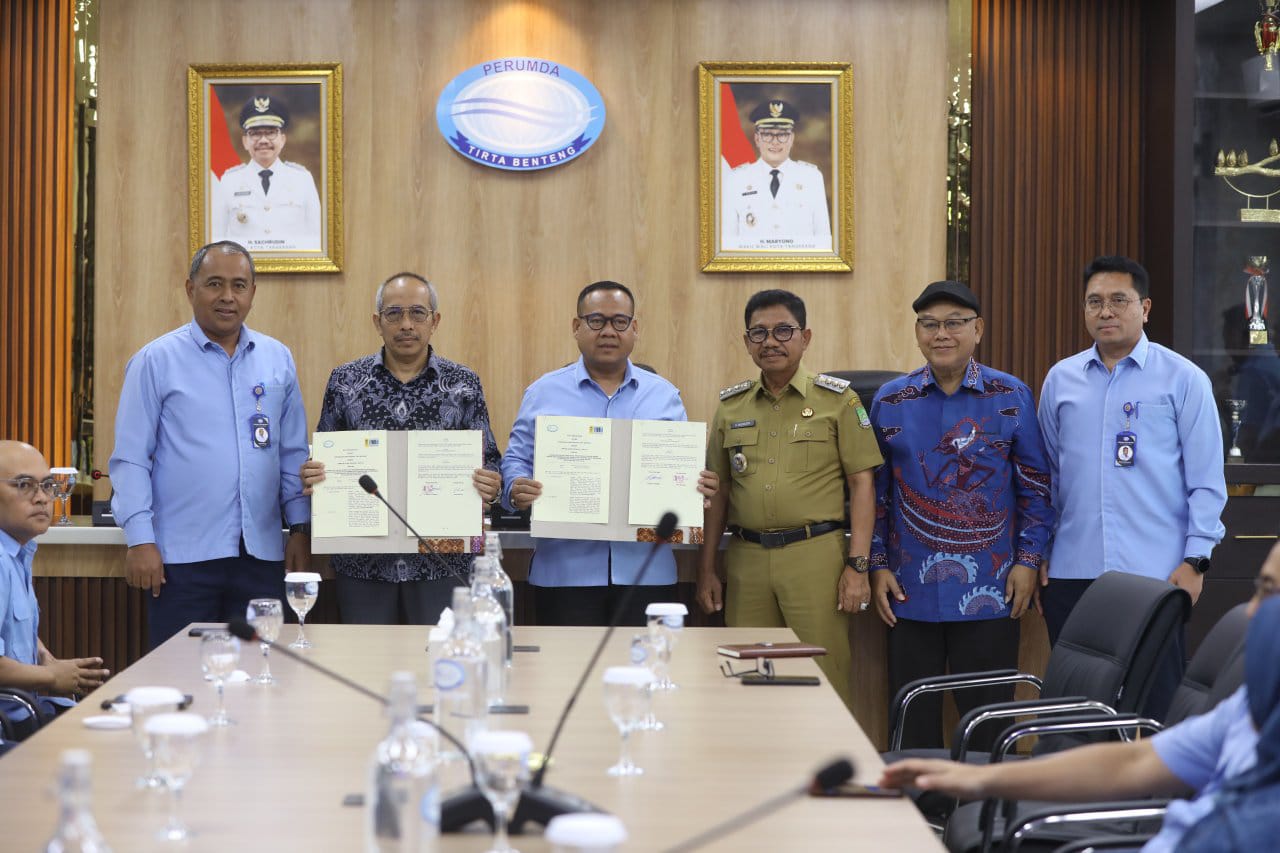 Penandatanganan Perjanjian Kerja Sama, Wali Kota Tangerang, H. Sachrudin, berfoto bersama jajaran Perumda Tirta Benteng dan perwakilan LST FMIPA Universitas Indonesia sebagai simbol terjalinnya kolaborasi strategis dalam pengembangan sumber daya manusia guna meningkatkan kualitas pelayanan kepada masyarakat.