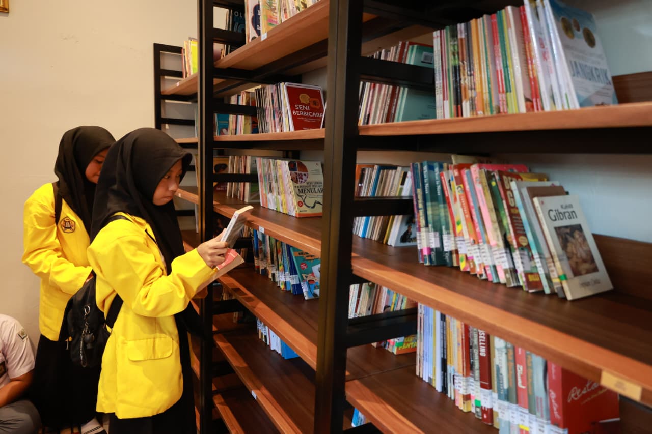 Perpustakaan modern di Kecamatan Kelapa Dua.