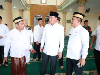 Jumat Keliling di Kelapa Dua, Bupati Maesyal Serap Aspirasi Warga dan Beri Bantuan Masjid