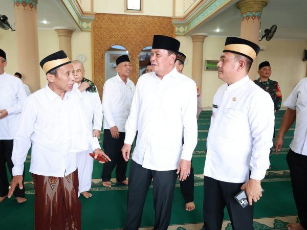 Jumat Keliling di Kelapa Dua, Bupati Maesyal Serap Aspirasi Warga dan Beri Bantuan Masjid
