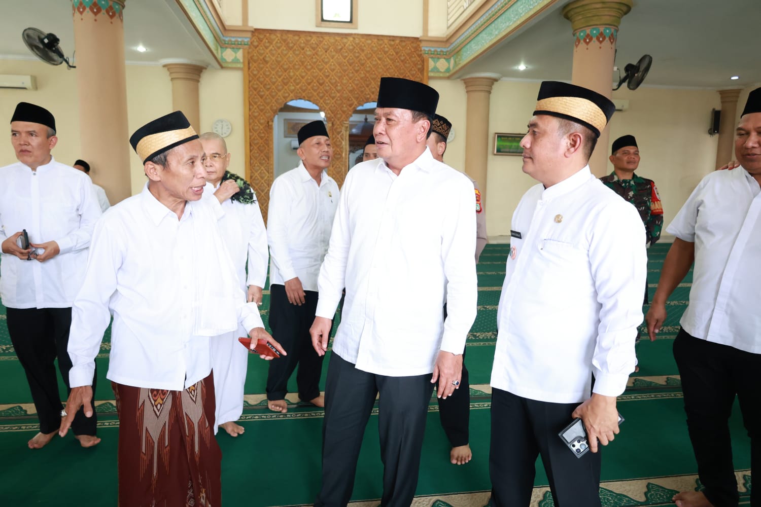 Bupati Maesyal didampingi Camat Dadang Sudrajat saat Jumat keliling di Masjid At-Taqwa Kelapa Dua.