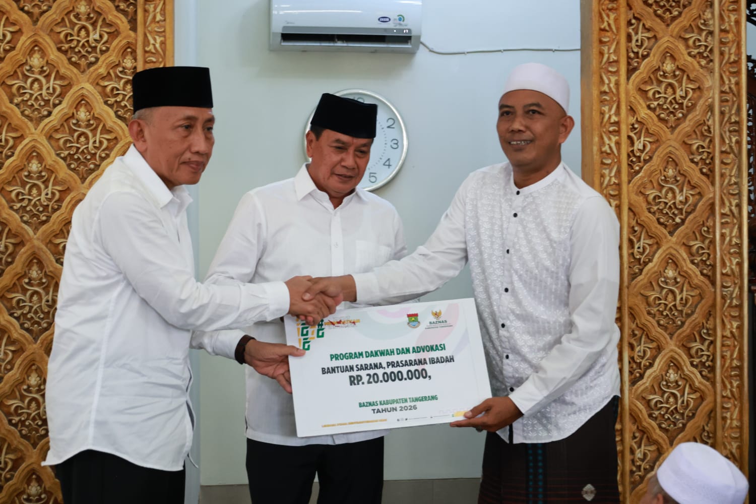 Bupati Maesyal saat menyerahkan bantuan untuk masjid At-Taqwa.