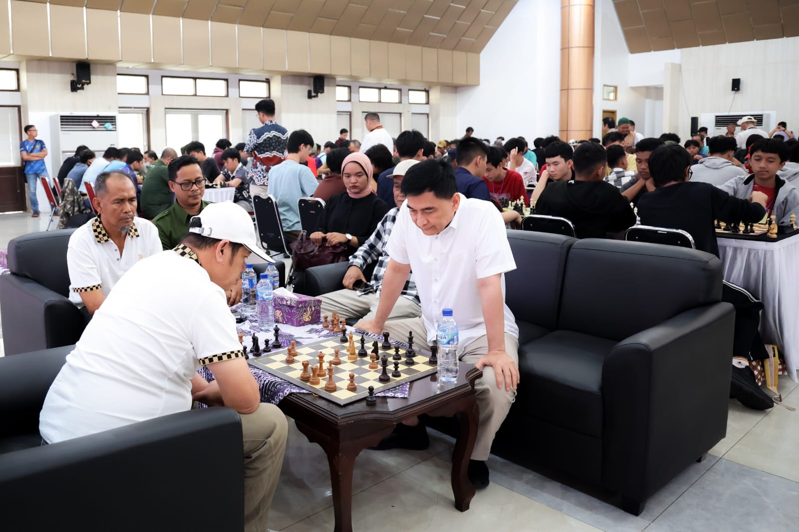 Wagub Dimyati saat mengikuti lomba catur.