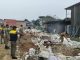 Satpol PP saat mengingatkan warga tidak asal membakar sampah.