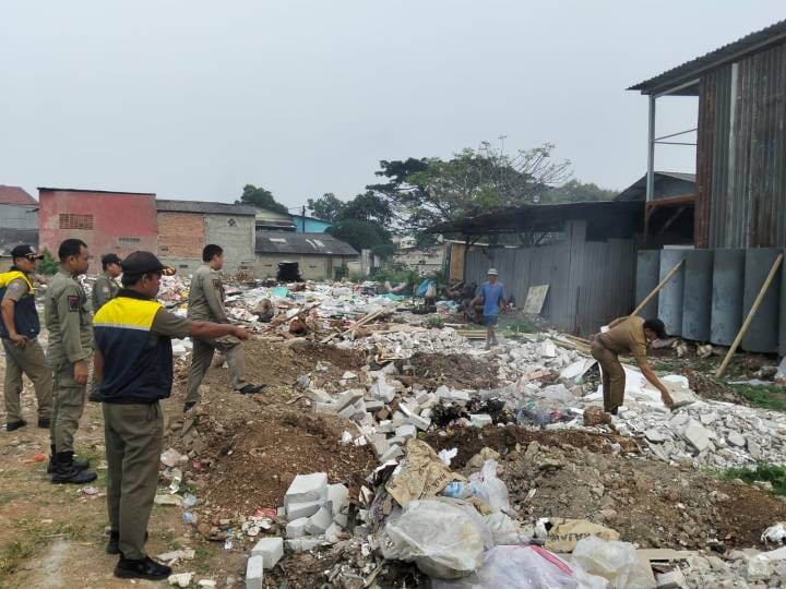 Satpol PP saat mengingatkan warga tidak asal membakar sampah.