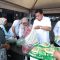 Bupati Maesyal, Kepala Disperindag Kabupaten Tangerang, Resmiyati Marningsih, saat melayani warga yang ikut kegiatan Warteksi Gemilang.