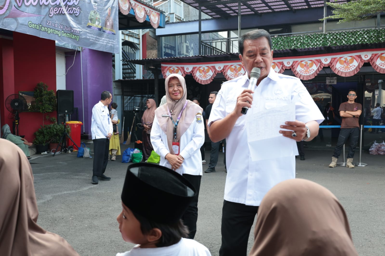 Bupati Maesyal, didampingi Kepala Disperindag Kabupaten Tangerang, Resmiyati Marningsih, di kegiatan Warteksi Gemilang.