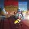 Polisi saat melakukan penyelidikan kecelakaan antara Motor dan Dump Truck Balaraja.