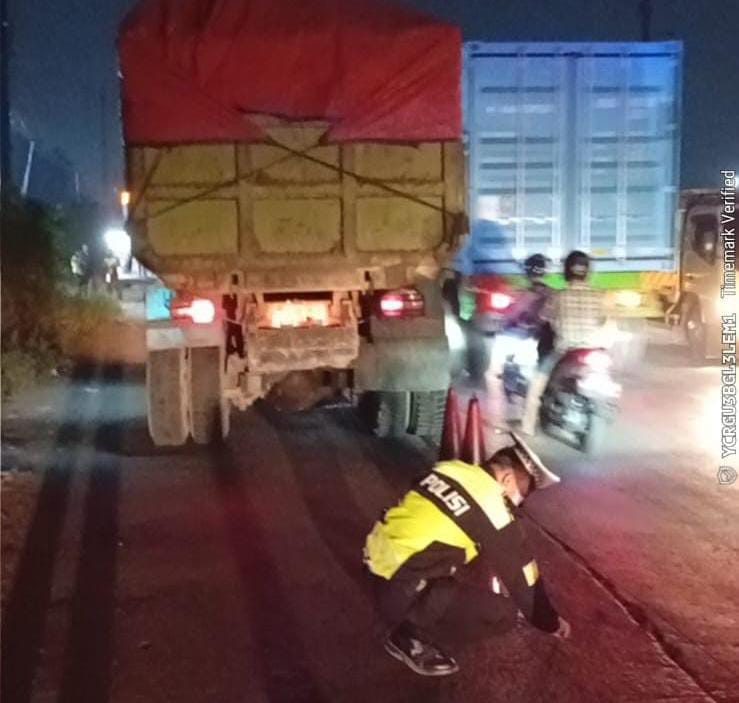 Polisi saat melakukan penyelidikan kecelakaan antara Motor dan Dump Truck Balaraja.