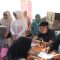 Bupati Dewi saat meninjau cek kesehatan gratis di Desa Kaduengang Cadasari.
