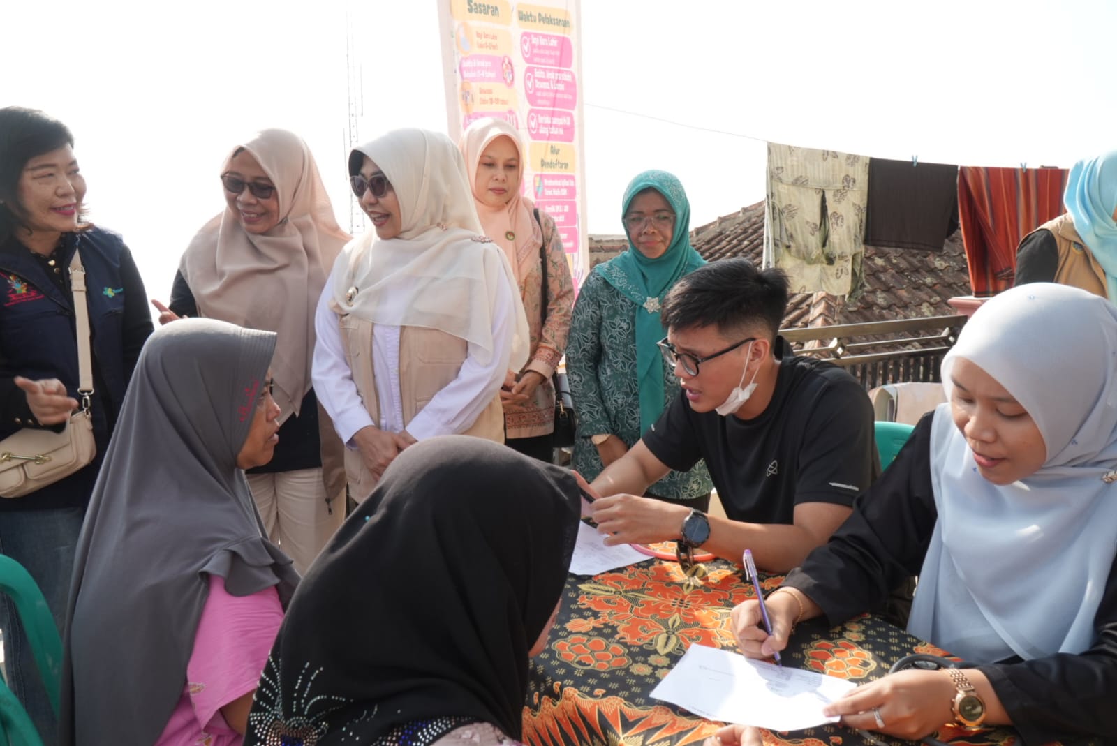 Bupati Dewi saat meninjau cek kesehatan gratis di Desa Kaduengang Cadasari.