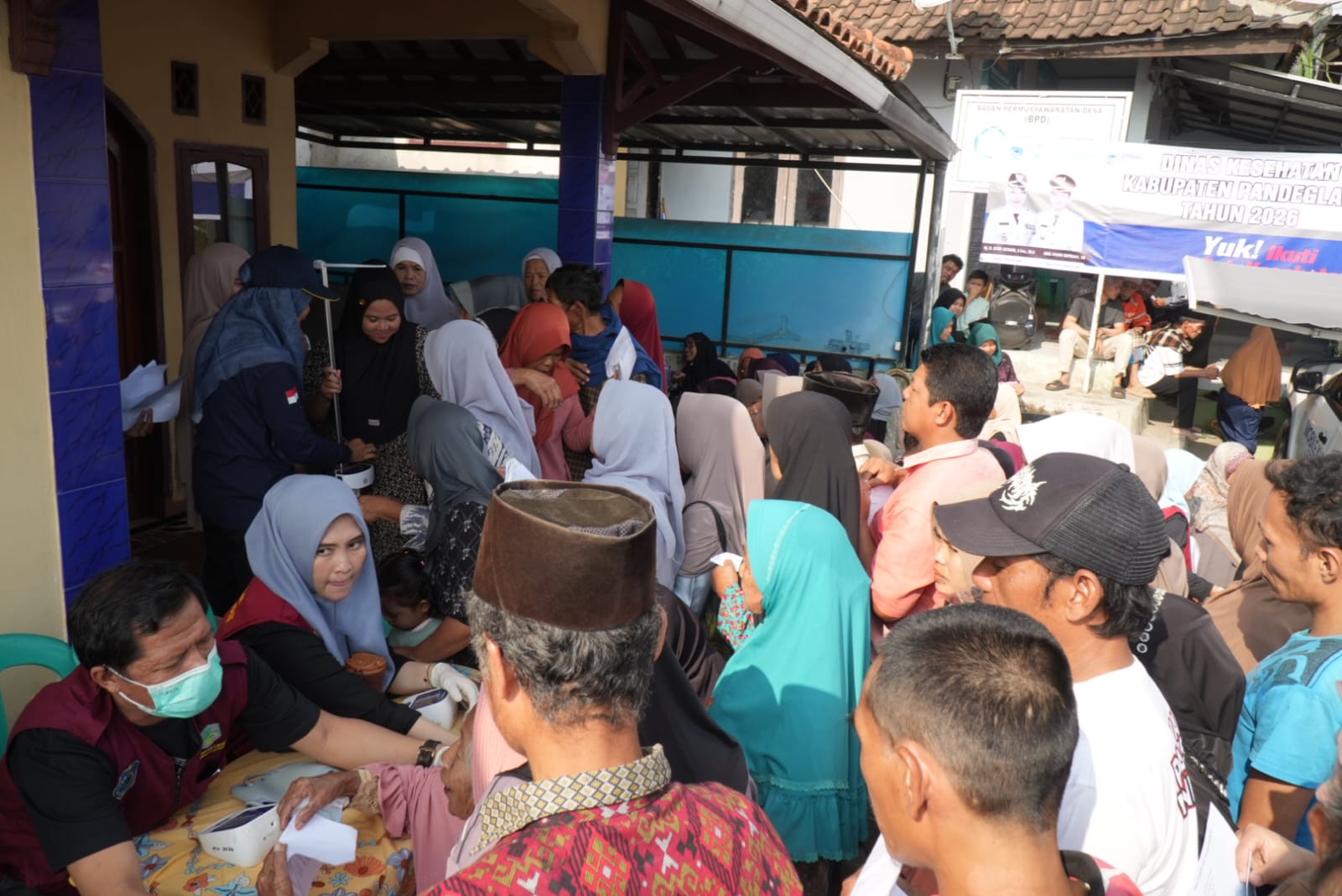 Warga antusias ikut cek kesehatan gratis di Desa Kaduengang Cadasari.