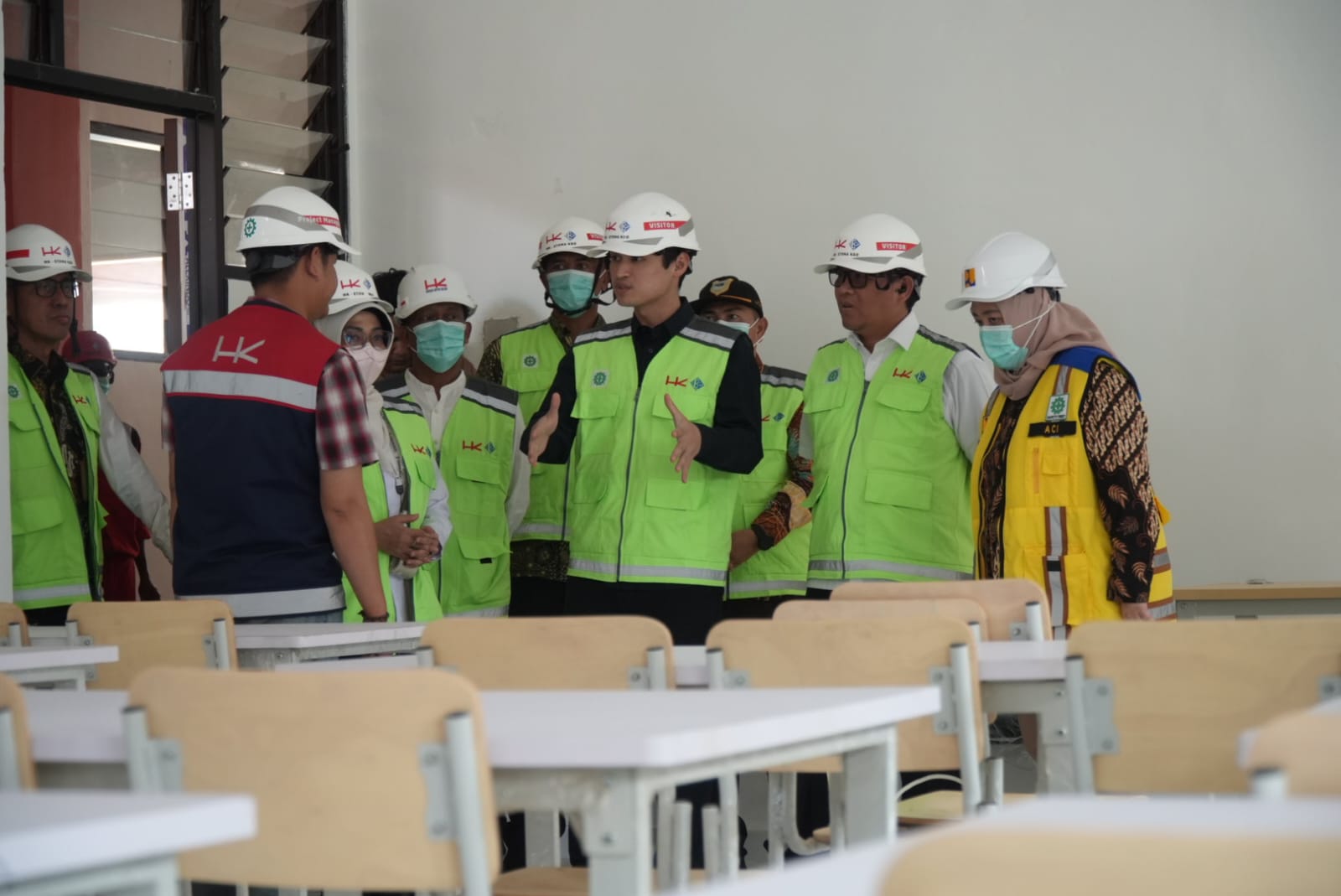 Anggota DPR RI Rizki Aulia Rahman Natakusumah, Bupati Dewi bersama pejabat lainnya saat meninjau kesiapan Sekolah Rakyat di Pandeglang.