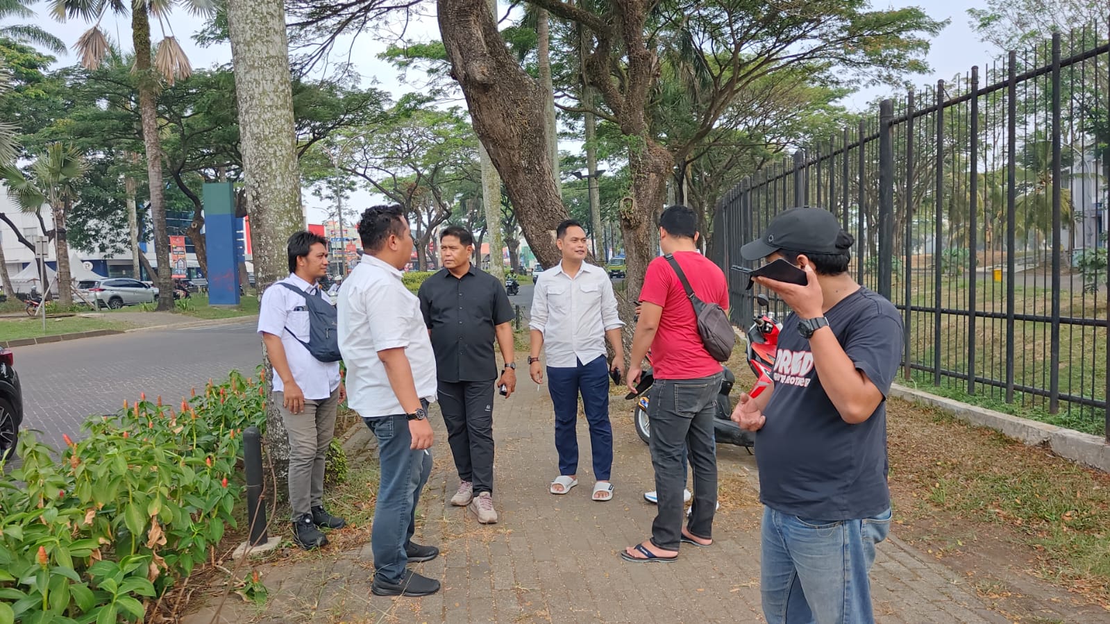 Polisi saat mendatangi lokasi curanmor bersenjata api di citra raya.