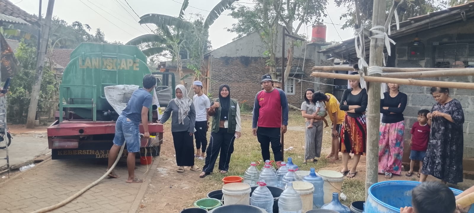 Bantuan Air Bersih dari Politisi PKB Rano Alfath - Iqrar Risyad Nasution.