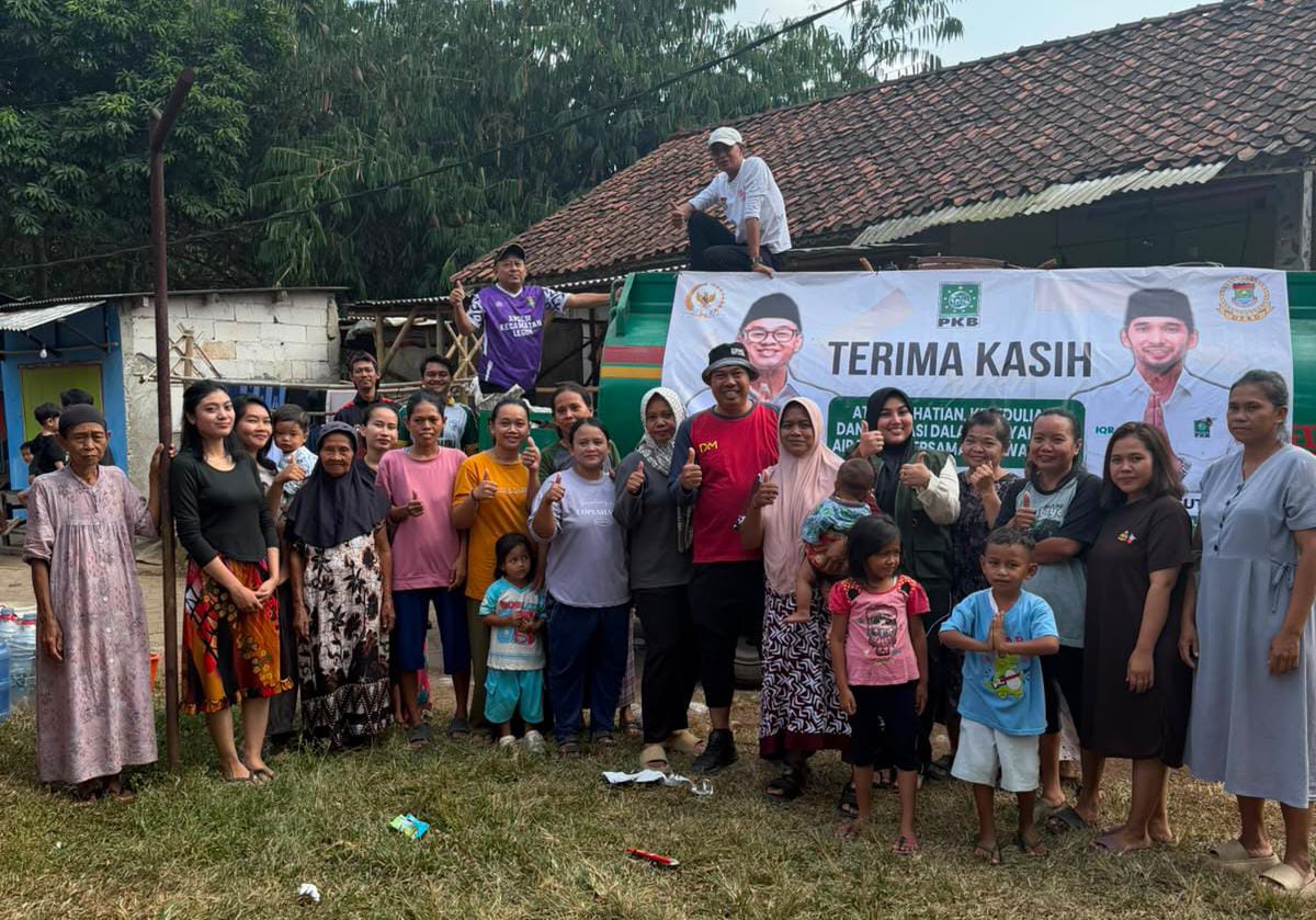Bantuan Air Bersih dari Politisi PKB Rano Alfath - Iqrar Risyad Nasution untuk warga Serdang Wetan.