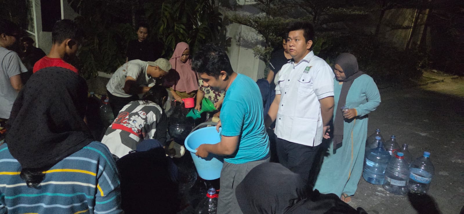 Penyaluran Air Bersih untuk warga Curug kulon dari Rano Alfath bersama Fahrizal Azmi melalui BMRF.