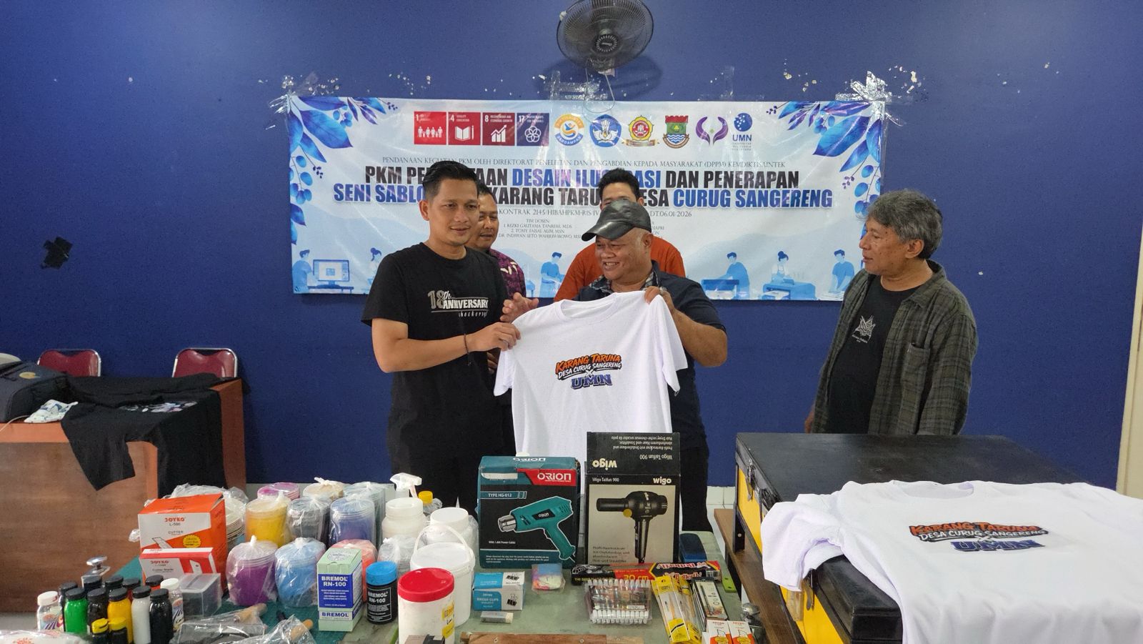 UMN melatih anggota Karang Taruna Curug Sangereng dalam ilustrasi, AI, dan sablon untuk meningkatkan keterampilan dan peluang usaha kreatif.