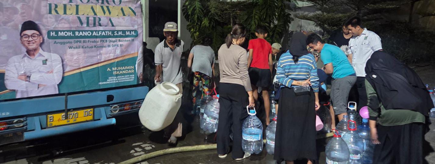Penyaluran Air Bersih untuk warga Curug kulon dari Rano Alfath bersama Fahrizal Azmi melalui BMRF.