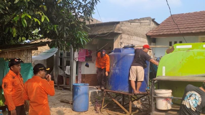 Distribusi Air bersih untuk warga setu Tangsel.