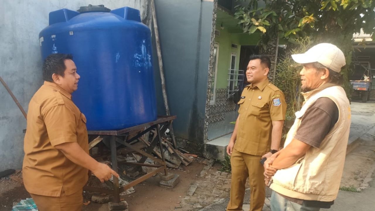Camat Setu Erwin Gemala Putra saat monitoring pendistribusian air bersih untuk warga.