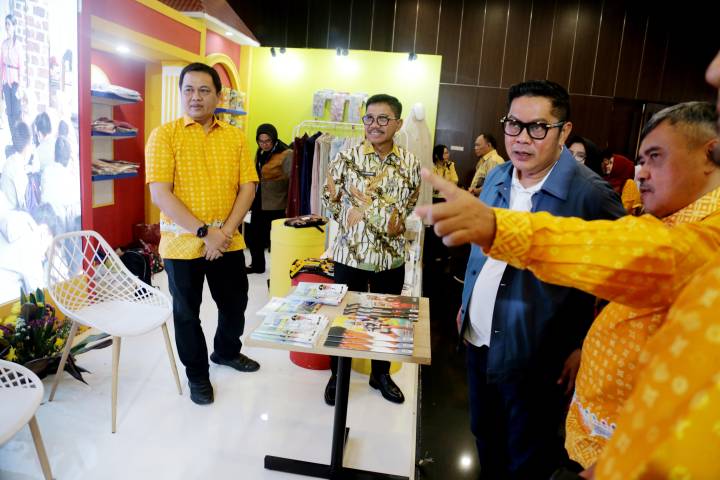 Sachrudin-Maryono saat di stand UMKM kota Tangerang di Indonesia City Expo APEKSI 2026.