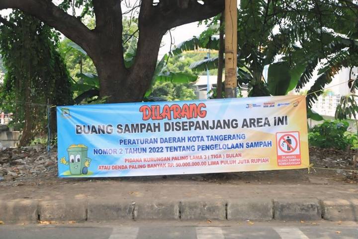Spanduk Larangan Buang Sampah Sembarangan di Kota Tangerang.