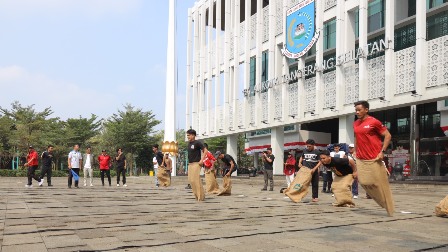 Lomba Balap Karung.