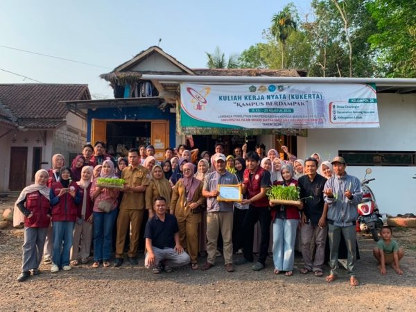 POC EM4 hingga Kompos, KUKERTA Kelompok 25 Latih Warga Desa Cicaringin Olah Limbah Jadi Pupuk