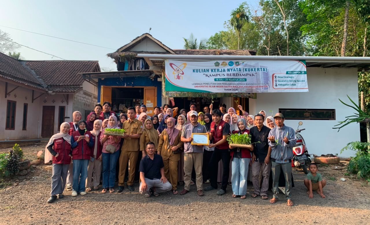 KUKERTA Kelompok 25 UIN SMH Banten melatih warga Desa Cicaringin mengolah limbah organik menjadi POC EM4 dan kompos untuk pertanian